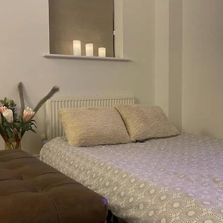 Modern Town House In Cotswolds - 3 Double Bedrooms 위트니 외부 사진