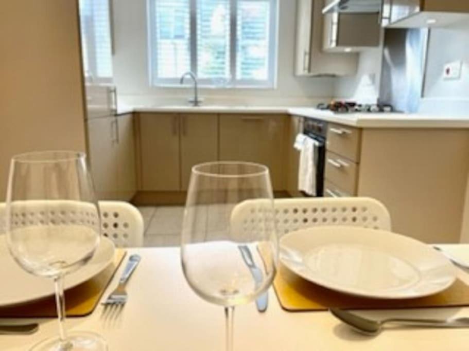 Modern Town House In Cotswolds - 3 Double Bedrooms 위트니 외부 사진