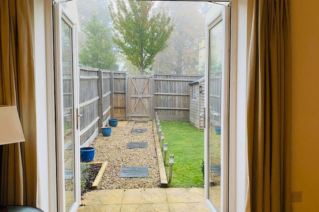 Modern Town House In Cotswolds - 3 Double Bedrooms 위트니 외부 사진