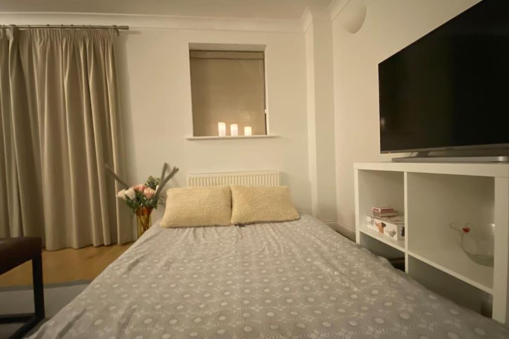 Modern Town House In Cotswolds - 3 Double Bedrooms 위트니 외부 사진