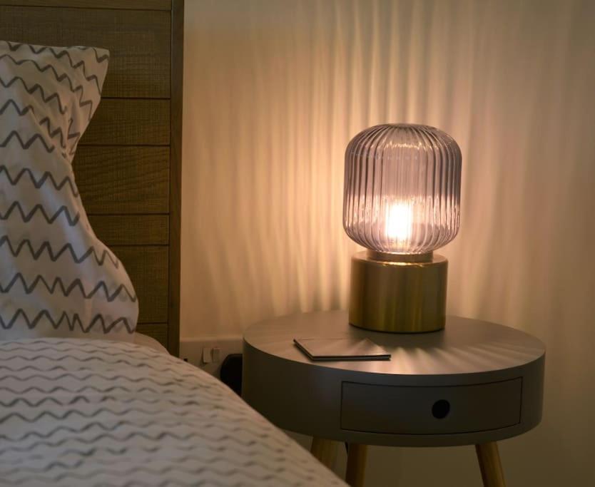 Modern Town House In Cotswolds - 3 Double Bedrooms 위트니 외부 사진