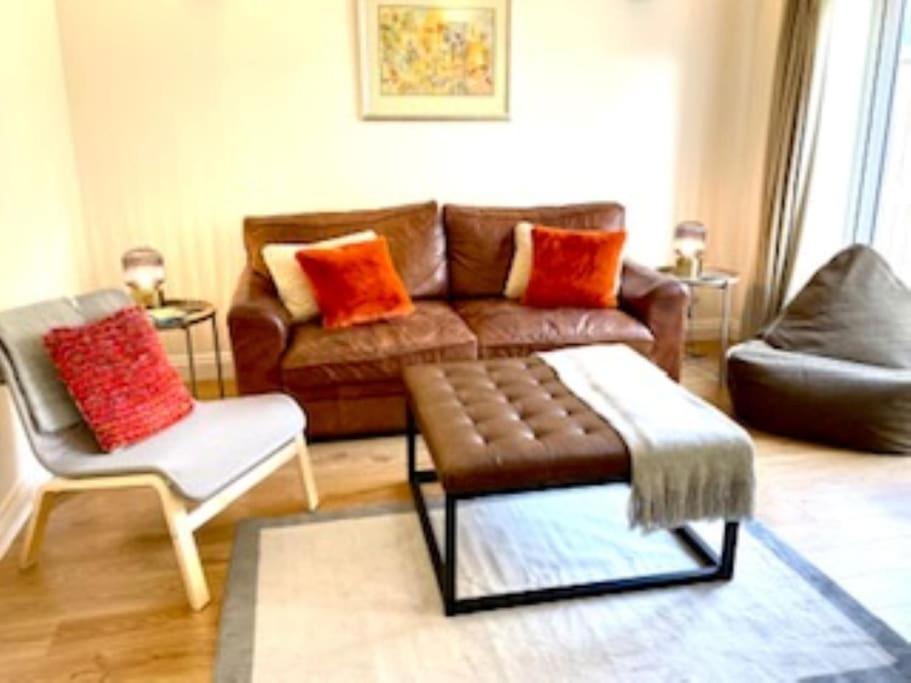 Modern Town House In Cotswolds - 3 Double Bedrooms 위트니 외부 사진