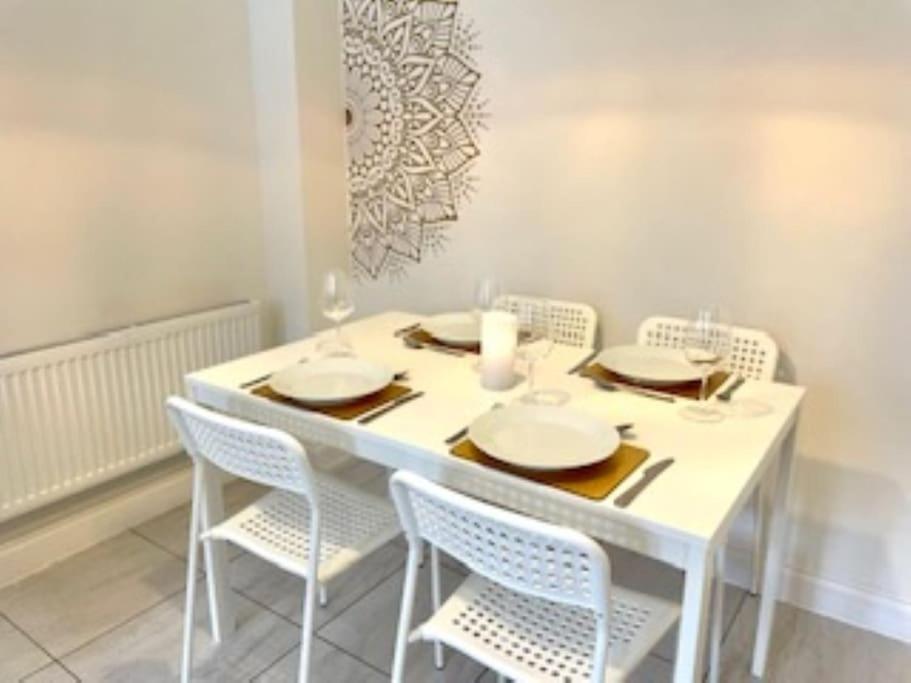 Modern Town House In Cotswolds - 3 Double Bedrooms 위트니 외부 사진