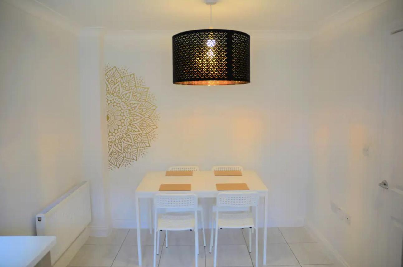 Modern Town House In Cotswolds - 3 Double Bedrooms 위트니 외부 사진