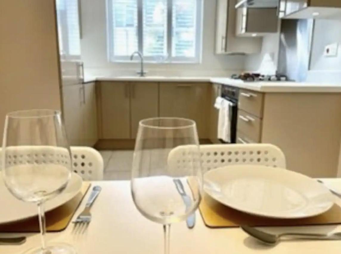 Modern Town House In Cotswolds - 3 Double Bedrooms 위트니 외부 사진