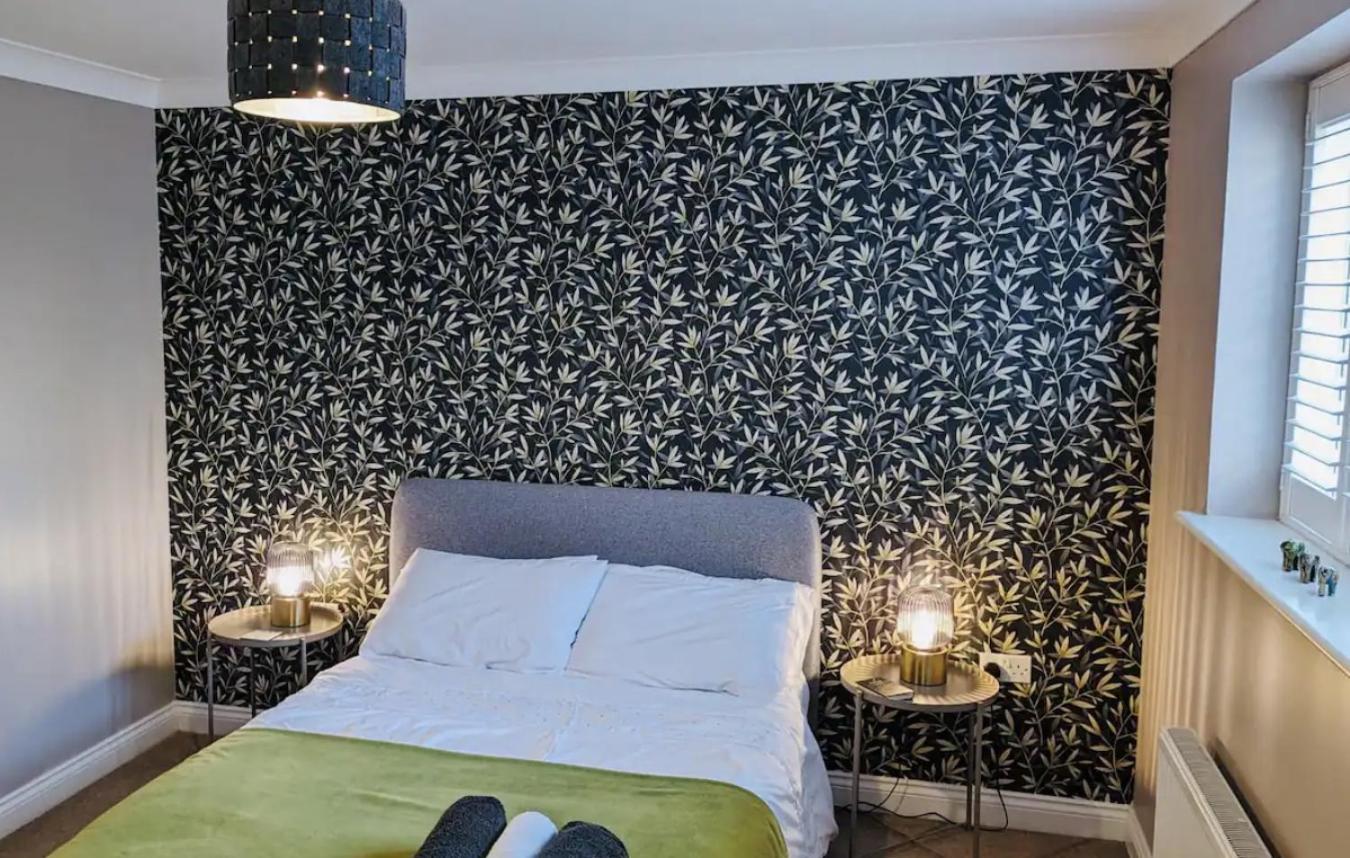 Modern Town House In Cotswolds - 3 Double Bedrooms 위트니 외부 사진