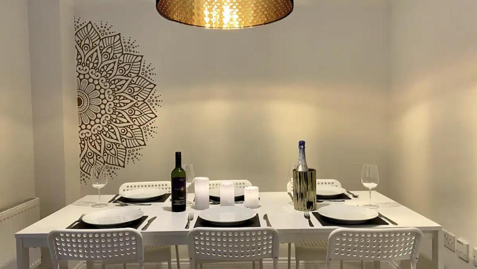 Modern Town House In Cotswolds - 3 Double Bedrooms 위트니 외부 사진