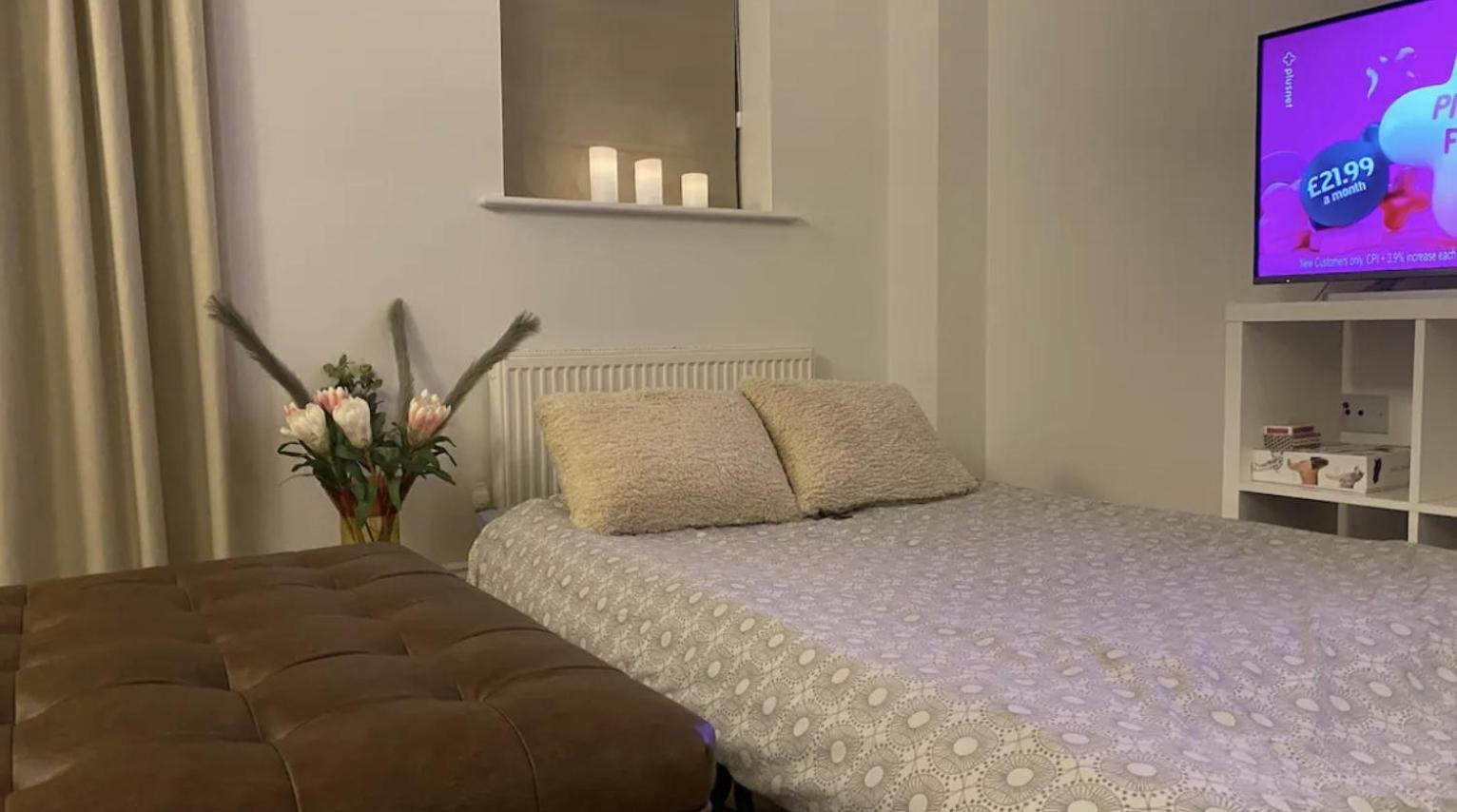 Modern Town House In Cotswolds - 3 Double Bedrooms 위트니 외부 사진