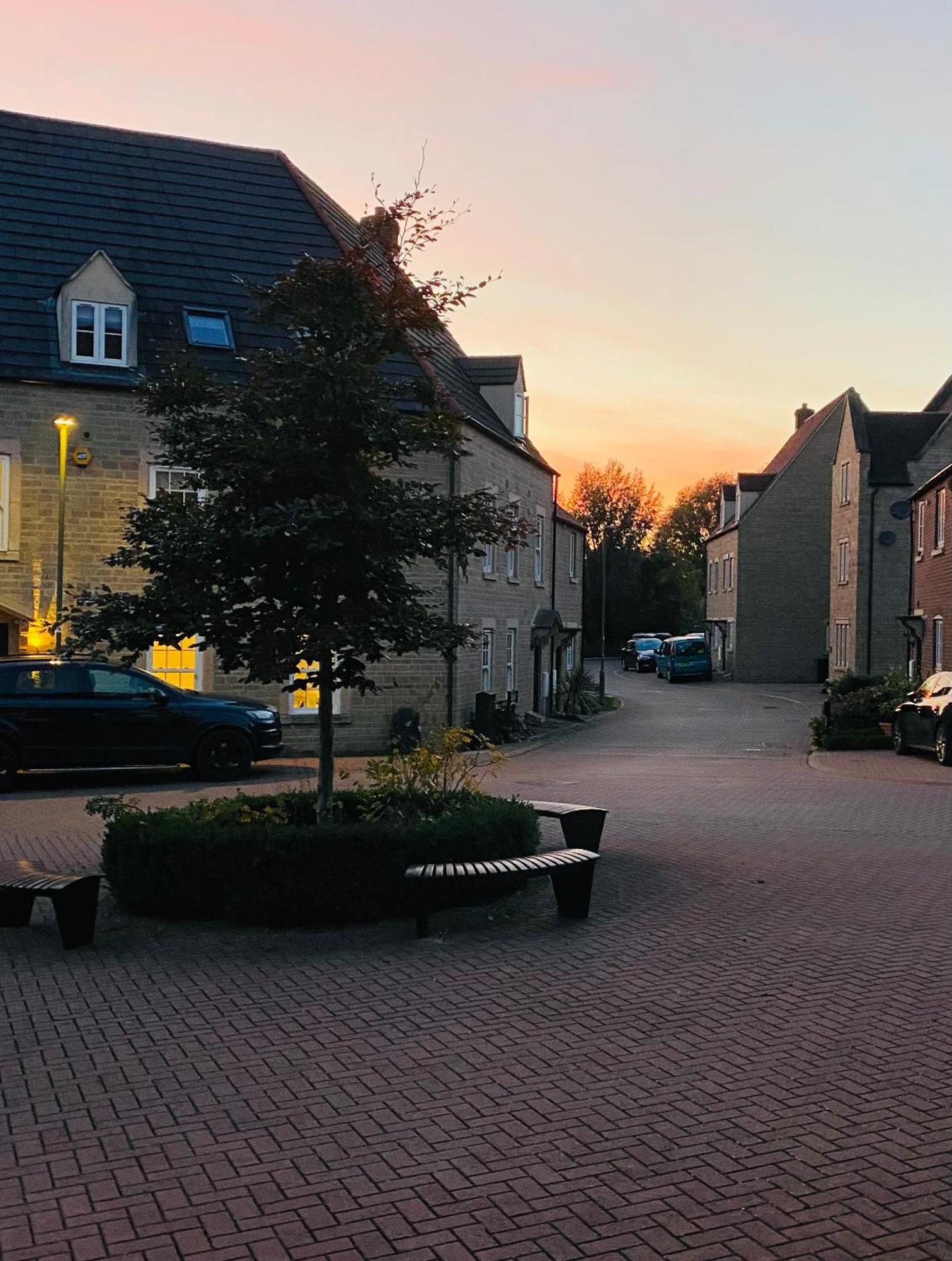 Modern Town House In Cotswolds - 3 Double Bedrooms 위트니 외부 사진